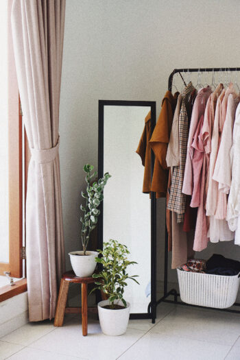 Un dressing minimaliste avec un miroir