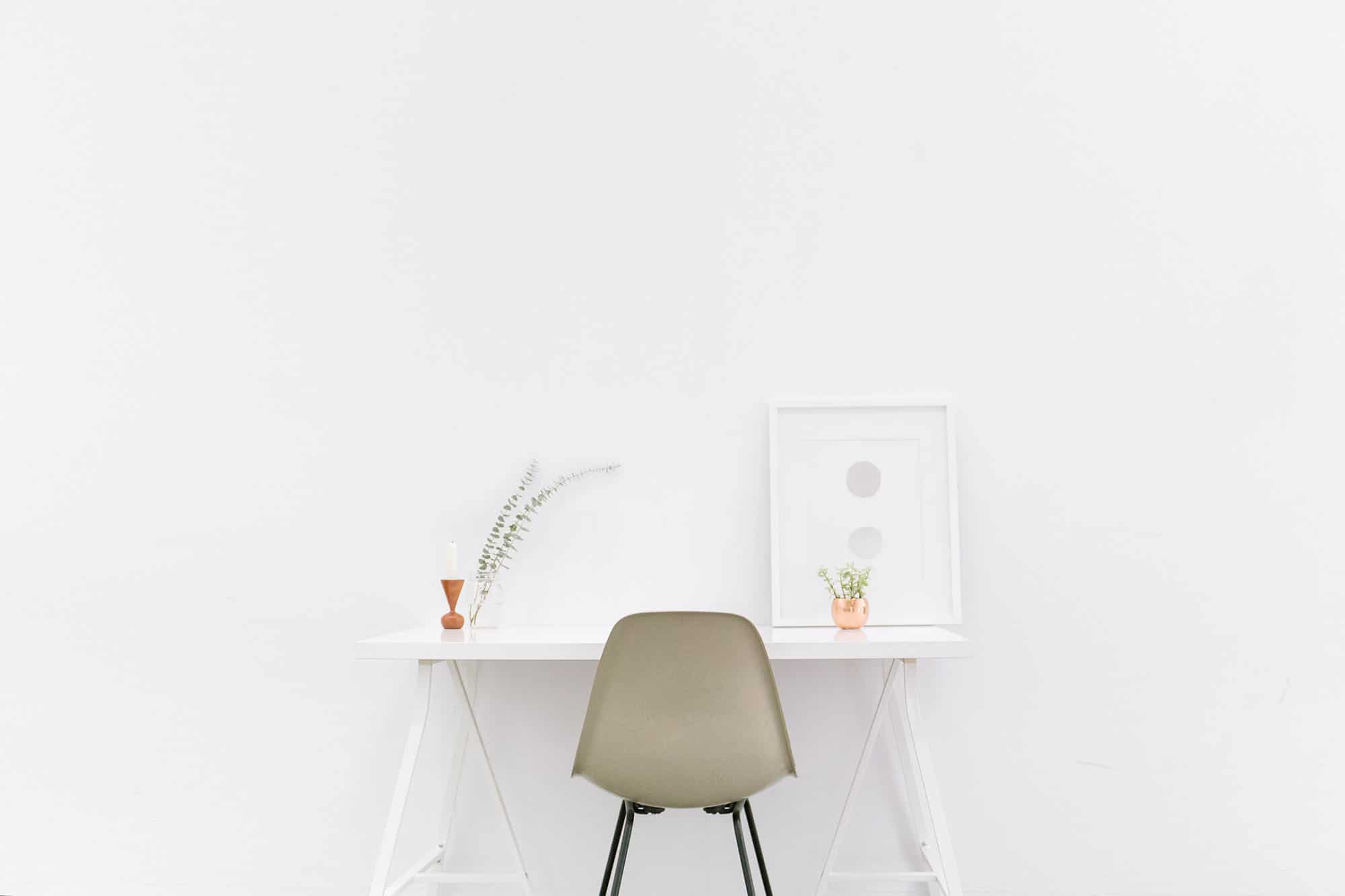 Un bureau et une chaise minimaliste